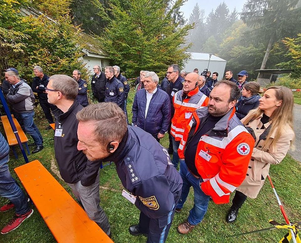 Mario Drexler (vorne rechts) ist seit 2005 fürs BRK auf Achse - abends genauso wie am Wochenende (so wie hier im Herbst 2022 bei der großen Polizei-Einsatzübung ReedEx in seinem Heimatlandkreis Cham). Foto: Frank Betthausen