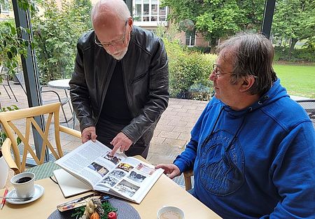 Schwelgen in Erinnerungen: Kurz vor seinem Wechsel in den Ruhestand erzählte Gottfried Franz (rechts) unserem ehemaligen Mitarbeiter Herbert Ehrl, Autor dieses Geschichte, aus seiner an vielen Erlebnissen reichen Rot-Kreuz-Geschichte.