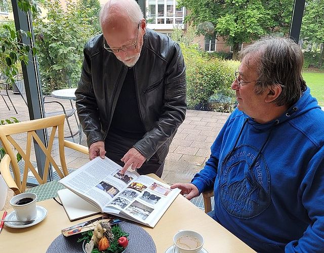 Schwelgen in Erinnerungen: Kurz vor seinem Wechsel in den Ruhestand erzählte Gottfried Franz (rechts) unserem ehemaligen Mitarbeiter Herbert Ehrl, Autor dieses Geschichte, aus seiner an vielen Erlebnissen reichen Rot-Kreuz-Geschichte.