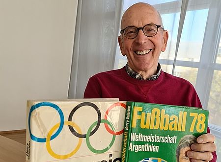 Zwischen 1972, als die Olympischen Spiele in München stattfanden, und 1990 – dem Jahr, in dem Deutschland die Fußball-WM in Italien gewann – gehörte Joachim Merk der Sportbücher-Redaktion von Harry Valérien an.