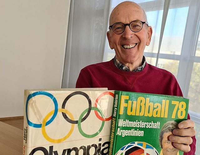 Zwischen 1972, als die Olympischen Spiele in München stattfanden, und 1990 – dem Jahr, in dem Deutschland die Fußball-WM in Italien gewann – gehörte Joachim Merk der Sportbücher-Redaktion von Harry Valérien an.