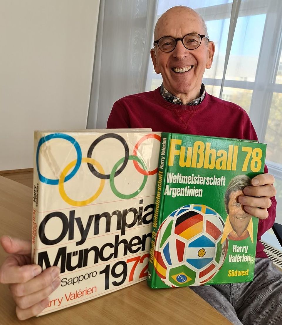 Zwischen 1972, als die Olympischen Spiele in München stattfanden, und 1990 – dem Jahr, in dem Deutschland die Fußball-WM in Italien gewann – gehörte Joachim Merk der Sportbücher-Redaktion von Harry Valérien an.