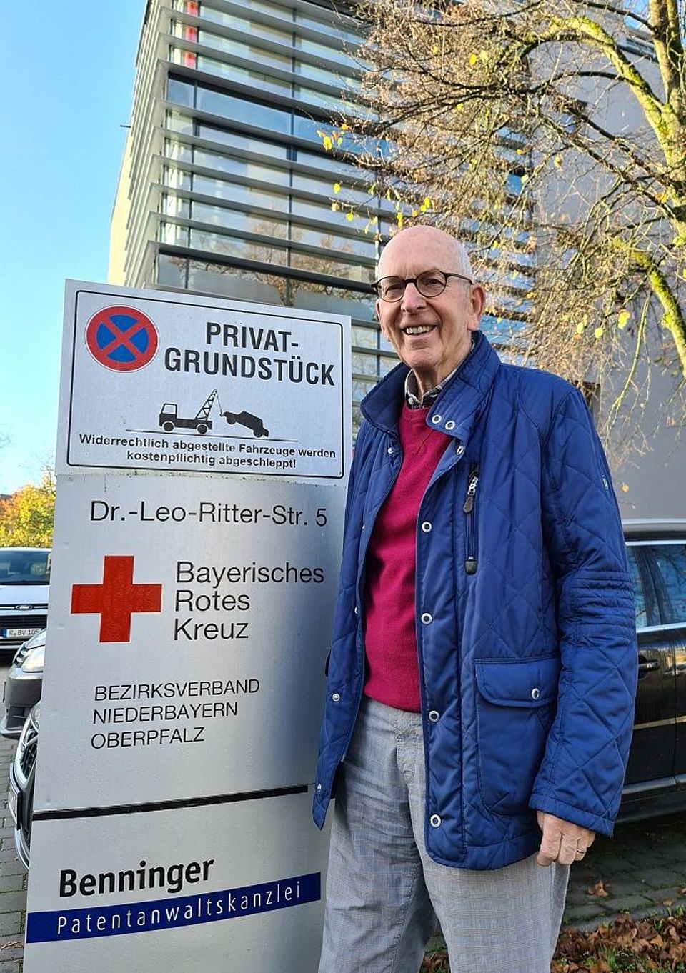 Seit fast 40 Jahren bringt Joachim Merk als Justiziar beim BRK-Bezirksverband Niederbayern/Oberpfalz sein enormes Fachwissen ein. Foto: Frank Betthausen