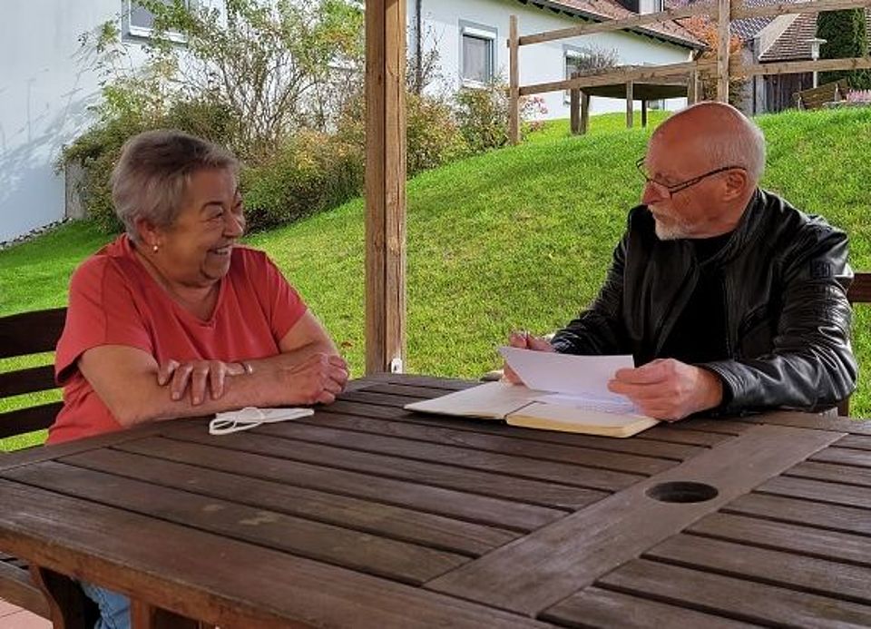 Herbert Ehrl, dem Autor dieser Geschichte, erzählte Ottilie Lekschas sehr lebendig aus ihrem Arbeitsalltag im Pflegeheim in Zandt. Foto: Josef Pemmerl