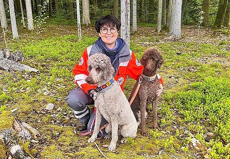 Christine Schuster und ihre beiden Großpudel-Hündinnen Whoopi und Trudl sind jederzeit bereit für einen Einsatz mit der Rettungshundestaffel Kelheim. Foto: Eva Rothmeier