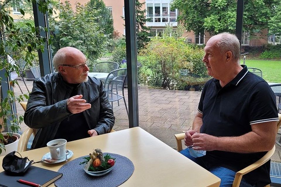 Im Gespräch: Auch den langjährigen Woffenbacher Haustechniker Werner Wastl (rechts) interviewte Herbert Ehrl für unsere Serie "75 Jahre Bezirksverband". Foto: Gottfried Franz